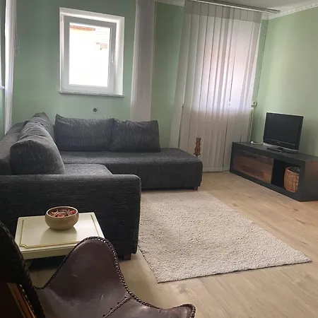 Erdgeschosswohnung Mit Separatem Eingang *